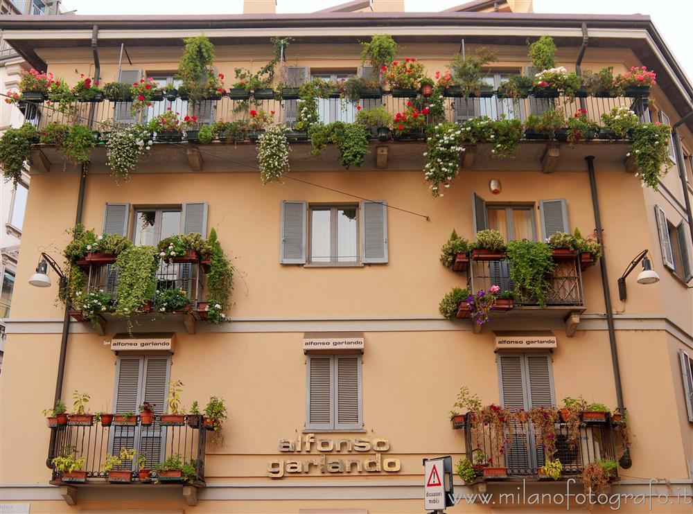 Milano - Balconi fioriti di una casa al bordo del quartiere di Brera